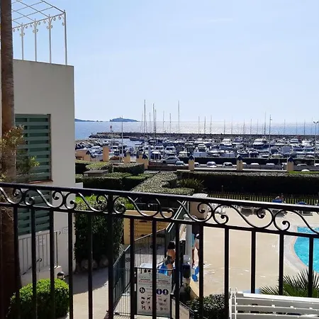 Avec Piscine A 32 M² Vue Apartmán